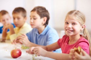 Group-of-kids-having-lunch-girl-smiling-at-camera